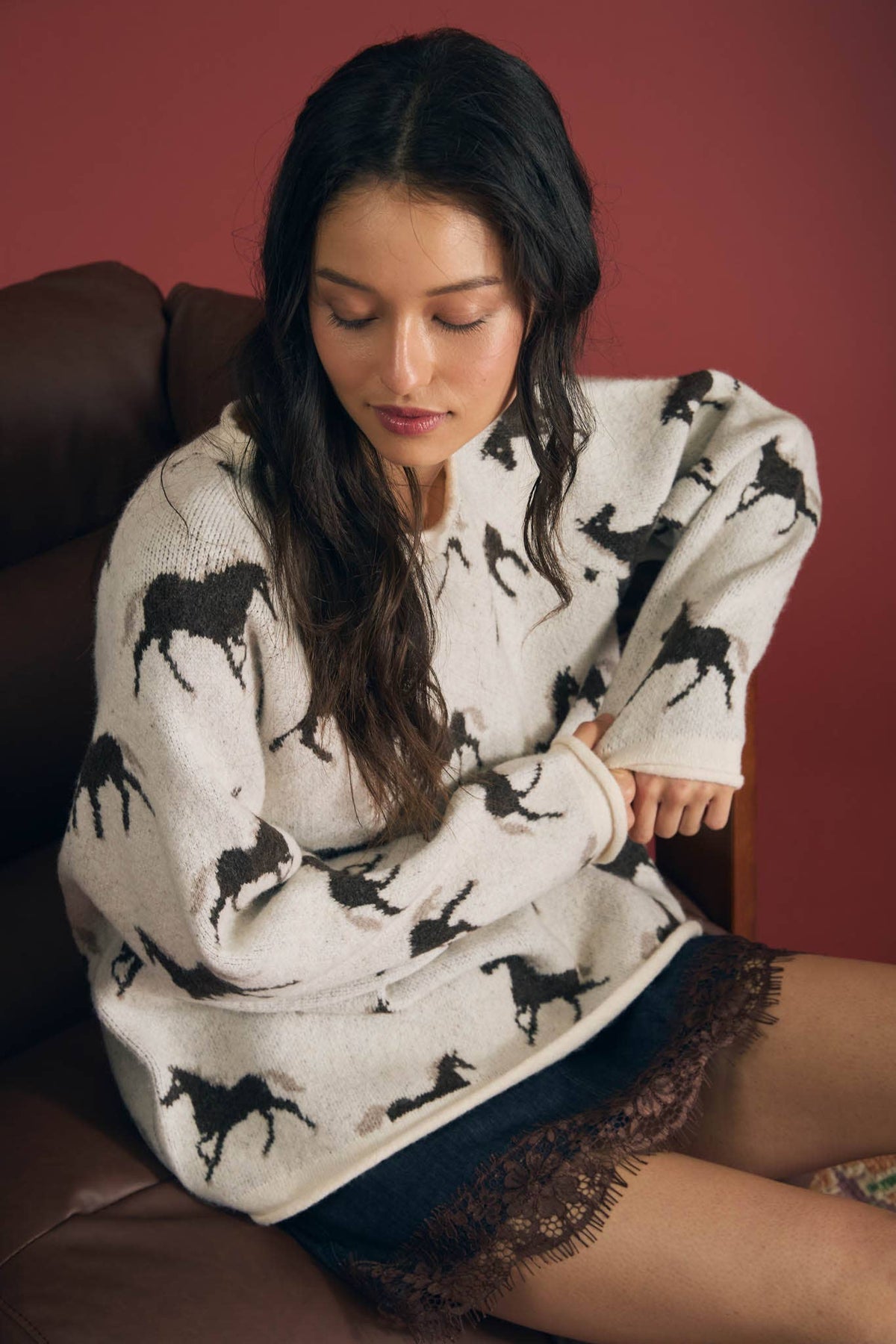 HORSE JACQUARD RAW TRIM LONG SLEEVE KNIT SWEATER : CREAM