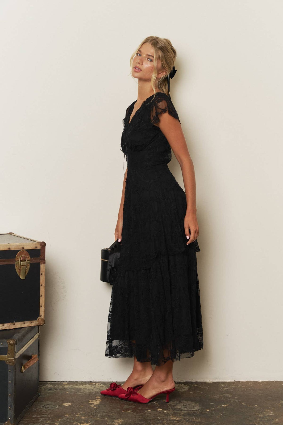 LACE TIERED V NECK RIBBON TIE MIDI DRESS: BLACK