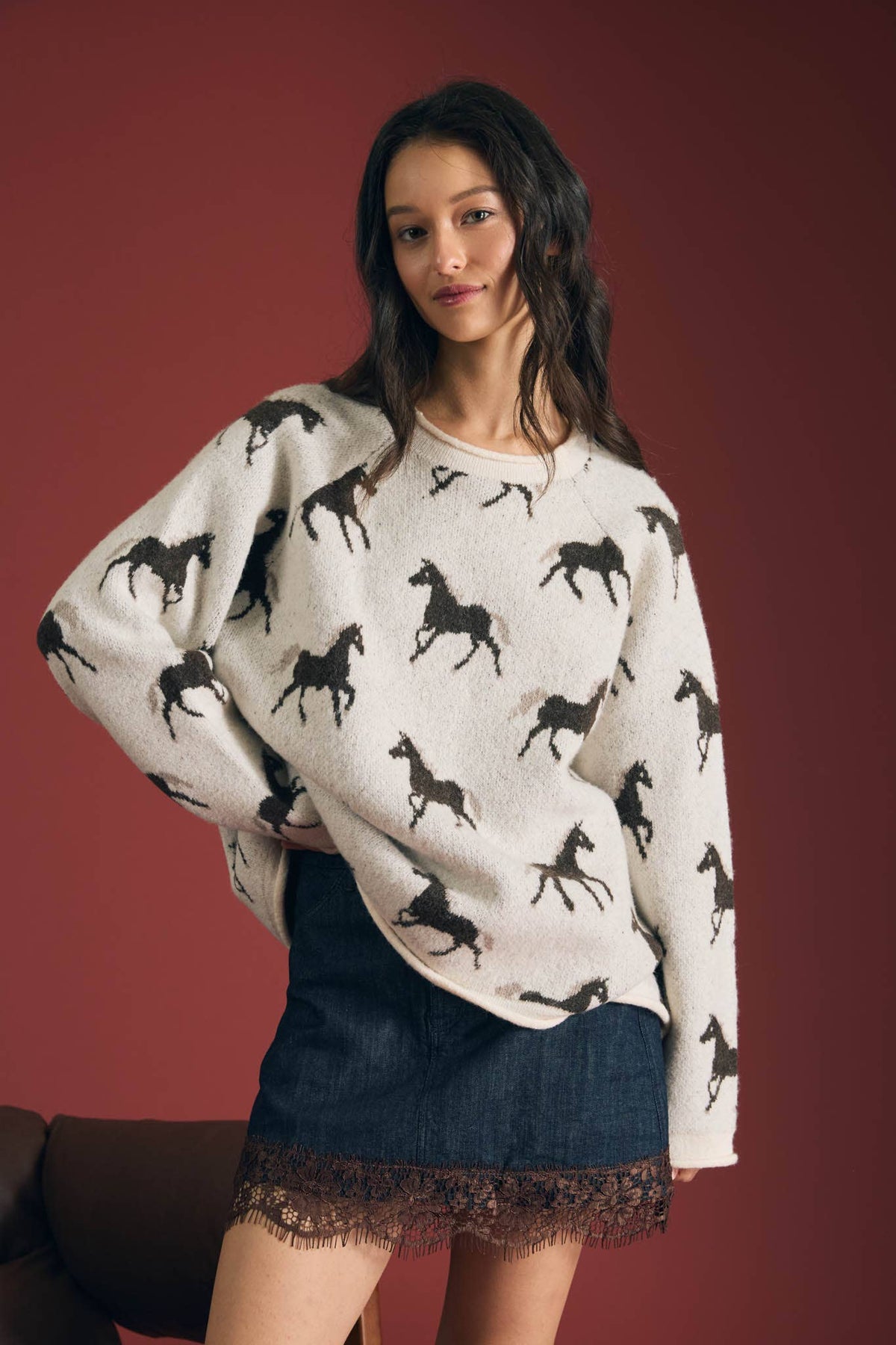 HORSE JACQUARD RAW TRIM LONG SLEEVE KNIT SWEATER : CREAM