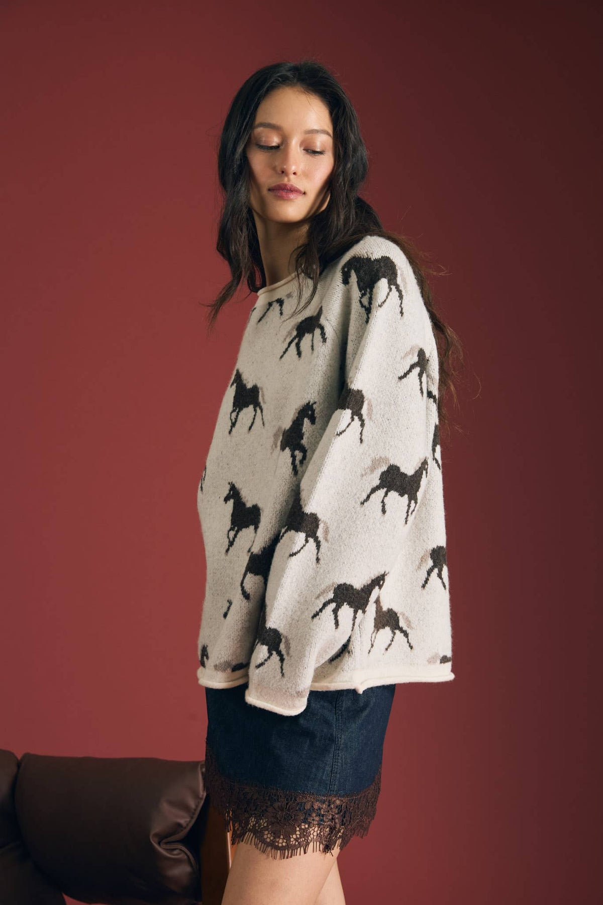 HORSE JACQUARD RAW TRIM LONG SLEEVE KNIT SWEATER : CREAM