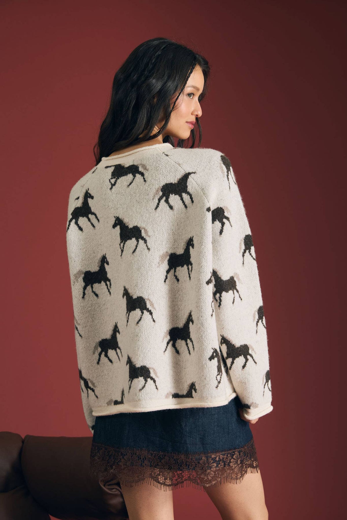 HORSE JACQUARD RAW TRIM LONG SLEEVE KNIT SWEATER : CREAM