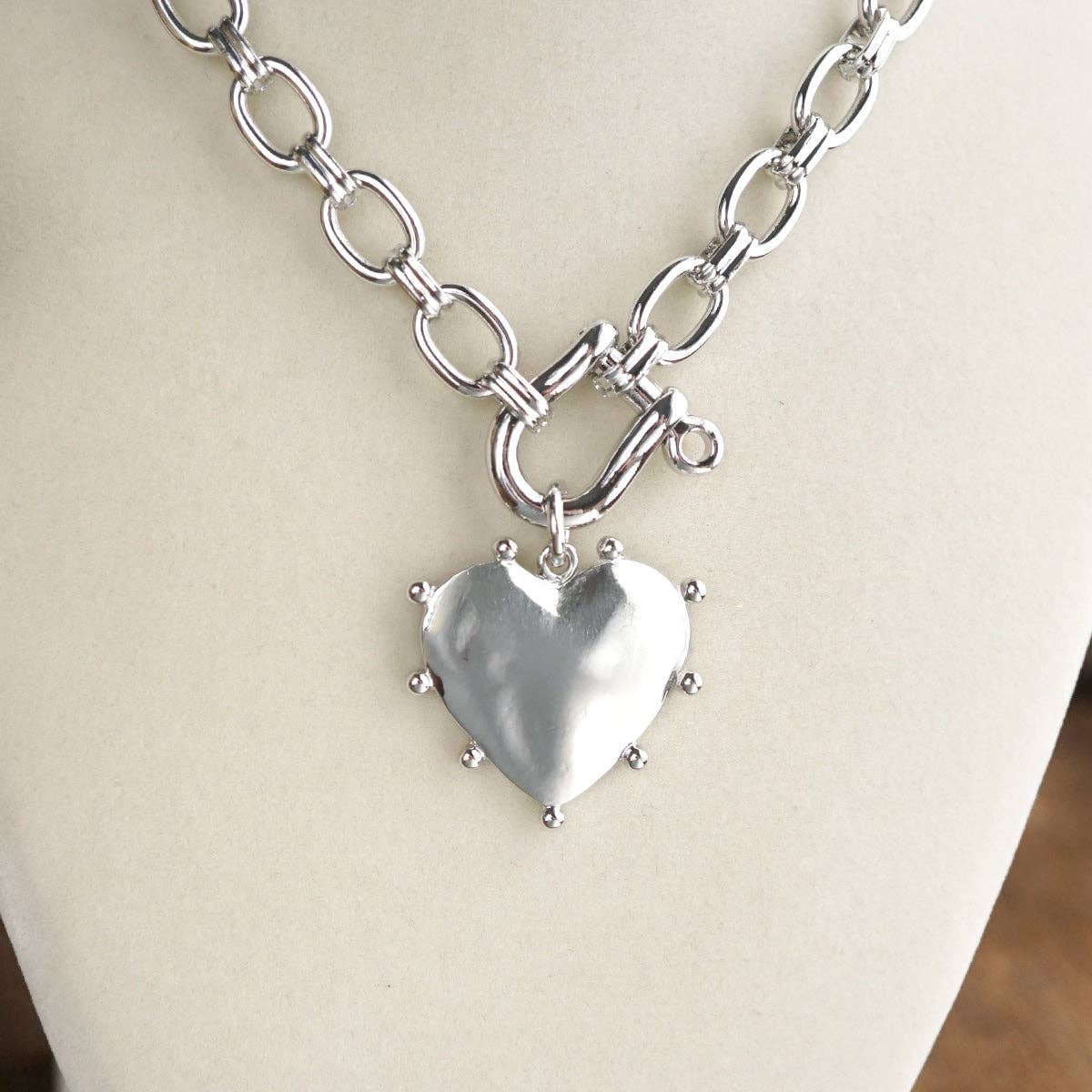 Devoted Heart – Sculpted Heart Shackle Chain Necklace: Gold Tone
