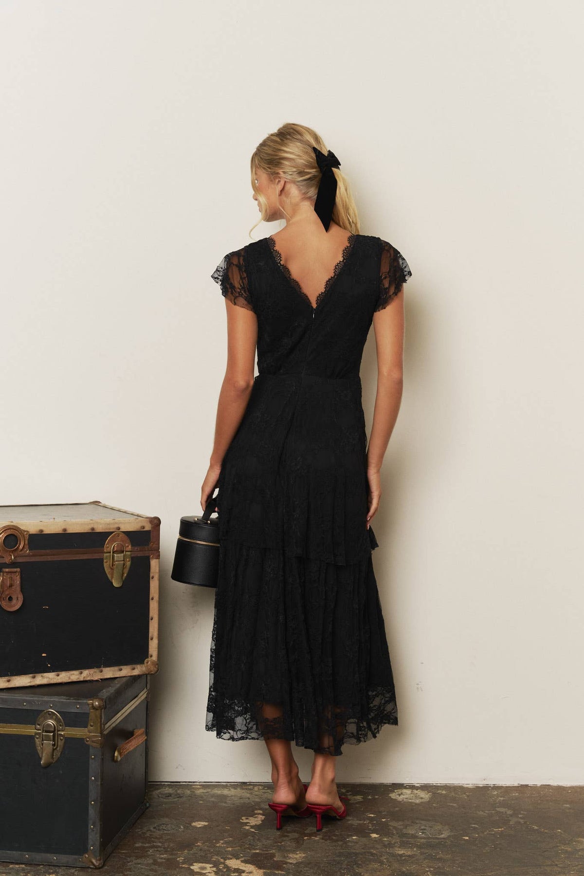 LACE TIERED V NECK RIBBON TIE MIDI DRESS: BLACK